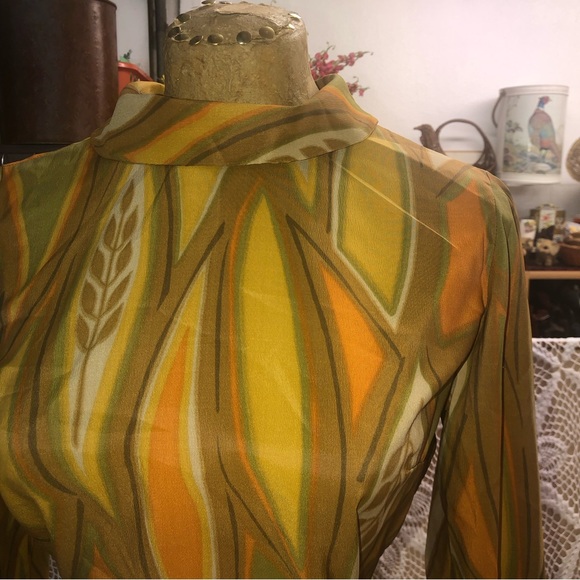 Vintage 1960’s mod - crepe blouse- autumn toned leaf print - buttons in back - Picture 2 of 12
